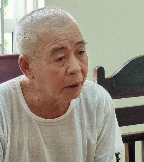 Nghi can Sỏn tại cơ quan điều tra. Ảnh: Hòa Vang