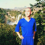 Mùa hè 1983, Lục Tiểu Linh Đồng chụp hình ở thác Hoàng Quả Thụ tại tỉnh Quý Châu, khi quay Hầu vương vấn thế.