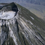 Núi lửa Ol Doinyo Lengai phun ra dung nham đen siêu lỏng và chuyển màu trắng khi khô. Ảnh: Jean-Denis JOUBERT/Gamma-Rapho