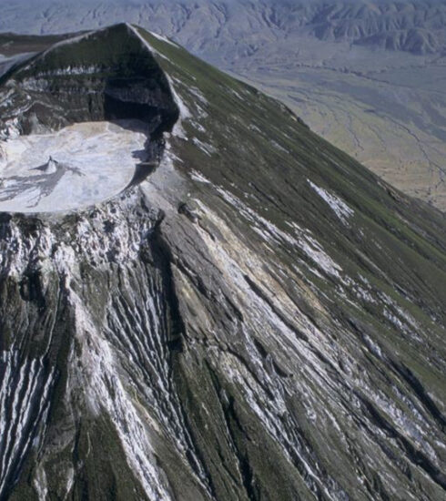Núi lửa Ol Doinyo Lengai phun ra dung nham đen siêu lỏng và chuyển màu trắng khi khô. Ảnh: Jean-Denis JOUBERT/Gamma-Rapho