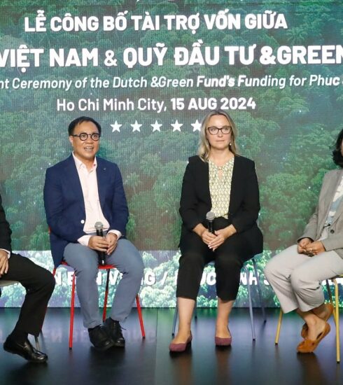 Ông Phan Minh Thông - Chủ tịch Hội đồng quản trị Phúc Sinh (thứ hai từ trái sang) và bà Natalia Pasishnyk, Giám đốc phát triển bền vững của quỹ &Green (thứ 3 từ trái sang). Ảnh: Phúc Sinh