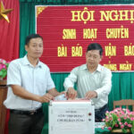 Cán bộ ở huyện Tương Dương góp tiền vào cây ATM 1.000 đồng. Ảnh: Hùng Lê