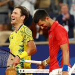 Djokovic (phải) và Ebden trao đổi vui vẻ trên lưới, sau trận vòng một Olympic trên sân Philippe Chatrier ở tổ hợp Roland Garros, Paris hôm 27/7. Ảnh: Reuters
