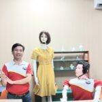 Tác giả giới thiệu sản phẩm robot hình người. Ảnh: Nhóm nghiên cứu