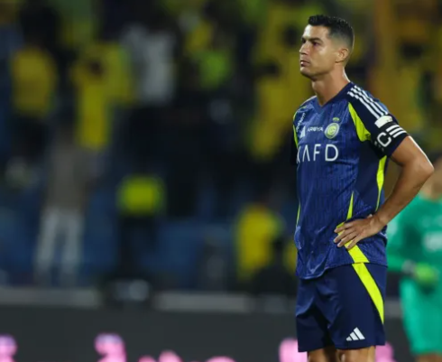 Ronaldo thất thần khi Al Nassr thua ngược trong trận tranh Cup đầu tiên của mùa giải 2024-2025.