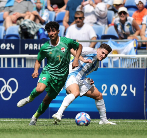 Tiền đạo Argentina Julian Alvarez tranh chấp với Ali Jasim của Iraq trên Sân vận động Lyon được đưa vào hoạt động từ 2016. Ảnh: Reuters