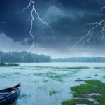 Sét đánh xuống hồ sẽ không làm chết toàn bộ sinh vật dưới nước. Ảnh: Sky light1000/Milju varghese