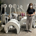 Bà chủ spa cùng máy móc khi cảnh sát kiểm tra. Ảnh: Công an cung cấp