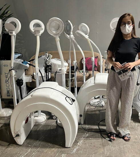 Bà chủ spa cùng máy móc khi cảnh sát kiểm tra. Ảnh: Công an cung cấp