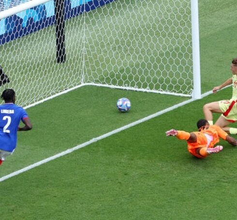 Lopez (vàng) đệm bóng nâng tỷ số lên 3-1, trong trận chung kết bóng đá nam Olympic Paris, trên sân Parc des Princes hôm 9/8. Ảnh: Reuters