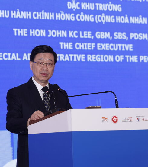 Ông Lý Gia Siêu, Trưởng Đặc khu Hành chính Hong Kong phát biểu trong chuyến thăm Việt Nam. Ảnh: HKTDC