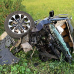 Phần đầu ôtô 7 chỗ biến dạng. Ảnh: Hắc Minh