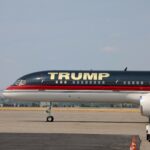 Máy bay chở ông Trump hạ cánh xuống Bozeman ngày 9/8. Ảnh: KTVH