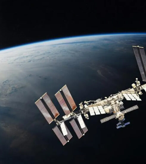 Trạm Vũ trụ Quốc tế (ISS) hoạt động trên không gian. Ảnh: Paopano