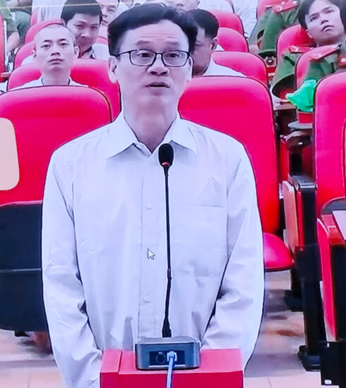 Ông Trần Kỳ Hình theo dõi phiên tòa qua màn hình tại điểm Trại tạm giam T30 sáng nay. Ảnh: Hải Duyên