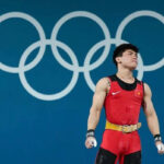 Trịnh Văn Vinh buồn sau thất bại ở Olympic 2024, cử tạ hạng dưới 61kg nam, tại Pháp ngày 7/8/2024. Ảnh: Reuters