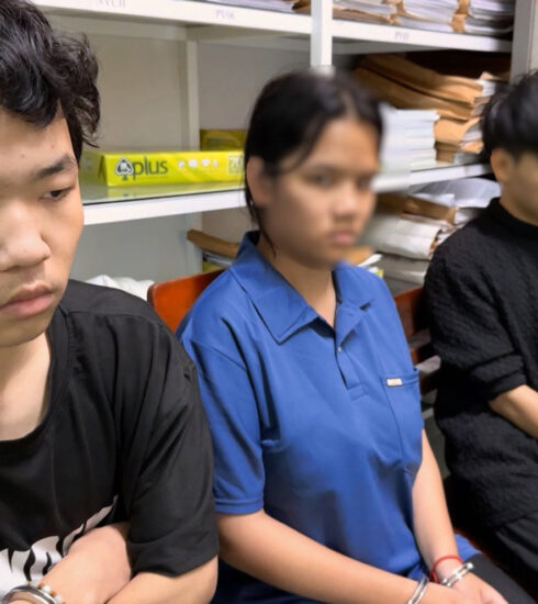 Huang Jie Cheng (trái) và hai thiếu niên người Trung Quốc tại cơ quan điều tra. Ảnh: Công an Quảng Ngãi