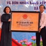 Lãnh đạo tỉnh Quảng Ngãi đón nhận bằng xếp hạng di tích quốc gia Đền thờ Trương Định, sáng 18/8. Ảnh: Thạch Thảo