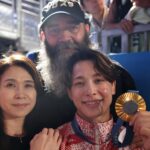 Deguchi mừng HC vàng Olympic Paris 2024 bên ba và mẹ. Ảnh: Hữu Hạnh