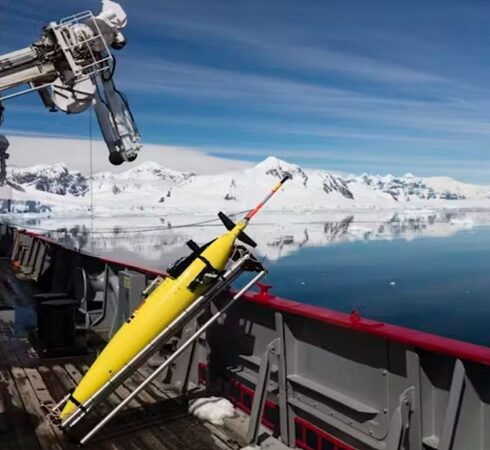 Các nhà khoa học thường xuyên thám hiểm Nam Đại Dương. Ảnh: Louise Biddle