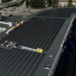 Hệ thống điện mặt trời áp mái trên sân vận động Ullevaal Stadion. Ảnh: Over Easy Solar