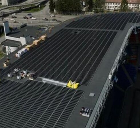 Hệ thống điện mặt trời áp mái trên sân vận động Ullevaal Stadion. Ảnh: Over Easy Solar