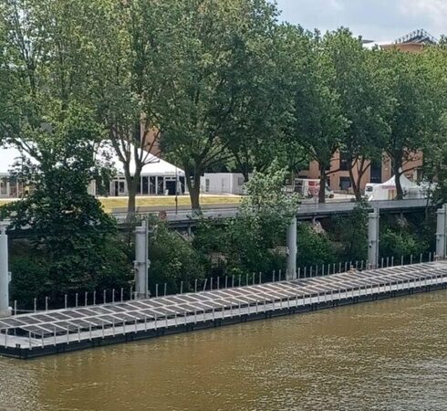 Nhà máy điện mặt trời nổi tại Làng vận động viên rất dễ lắp đặt và tháo dỡ hoàn toàn. Ảnh: PV Magazine