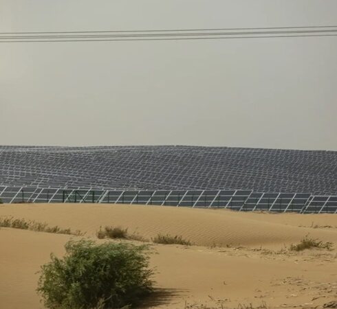 Một trang trại mặt trời ở sa mạc Kubuqi gần Ordos. Ảnh: Qilai Shen/Bloomberg