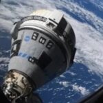 Tàu Starliner nhìn từ cửa sổ trên trạm ISS. Ảnh: NASA
