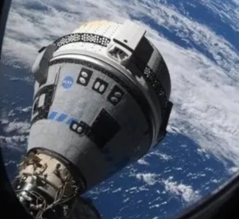 Tàu Starliner nhìn từ cửa sổ trên trạm ISS. Ảnh: NASA