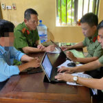 Công an huyện Thanh Chương làm việc với người vi phạm. Ảnh: Công an cung cấp