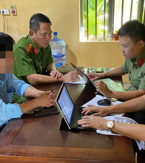 Công an huyện Thanh Chương làm việc với người vi phạm. Ảnh: Công an cung cấp