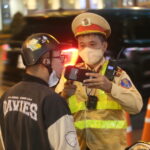 Cảnh sát đo nồng độ cồn người đi xe máy ở đường Huỳnh Thúc Kháng, Hà Nội. Ảnh:Gia Chính