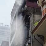 Lính cứu hỏa phun nước làm mát sau khi đã khống chế được ngọn lửa. Ảnh: Ngọc Trường