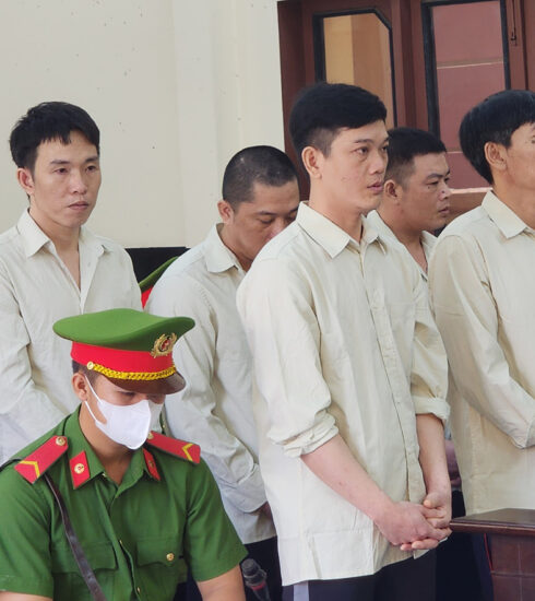 Sang cùng đồng phạm tại tòa. Ảnh: Nam An