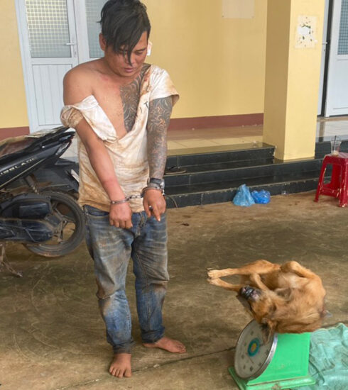 Nguyễn Ngọc Dũng cùng tang vật tại cơ quan công an. Ảnh: Ngọc Oanh