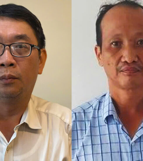 Ông Đinh Minh Hiệp (trái) và Nguyễn Chí Thân tại cơ quan điều tra. Ảnh: Bộ Công an