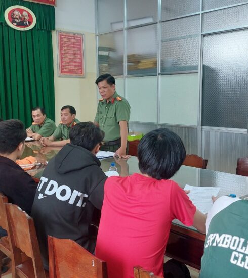 Nhóm học sinh, sinh viên bị xử phạt do hành vi bán tài khoản ngân hàng. Ảnh: Thanh Thảo