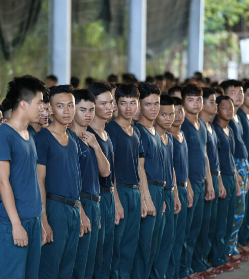 Các chiến sĩ tập hợp nghe phổ biến thông tin giải đấu. Ảnh: Đức Đồng