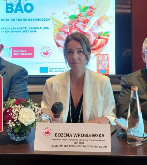 Các đại diện từ Ba Lan chia sẻ thông tin tại họp báo chiều 8/8 ở TP HCM. Ảnh: Thi Hà