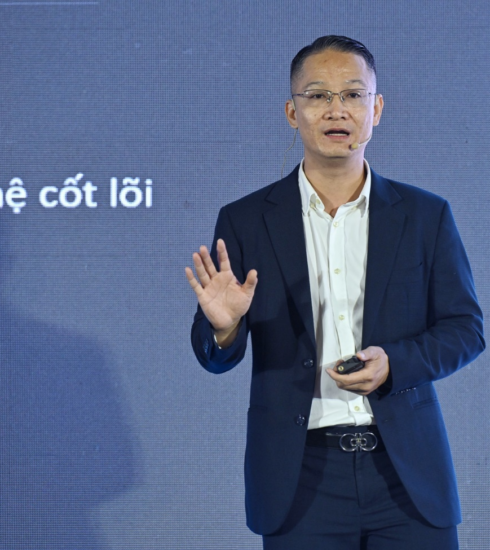 Ông Lê Đăng Ngọc, Phó giám đốc Khối nền tảng Trí tuệ nhân tạo, Viettel AI trong bài tham luận tại Ngày hội Trí tuệ nhân tạo Việt Nam 2024. Ảnh: Giang Huy