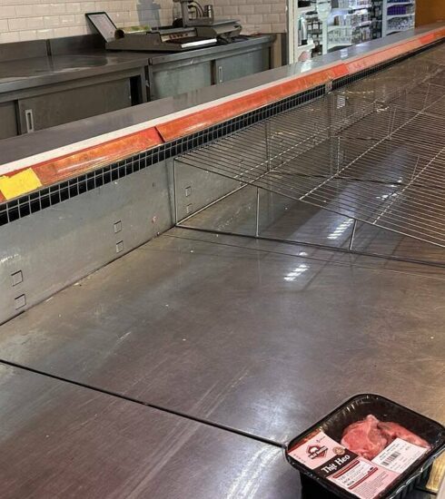 Quầy thịt tại một siêu thị ở Hà Nội sạch trơn, lúc 14h30 ngày 6/9. Ảnh: Anh Minh