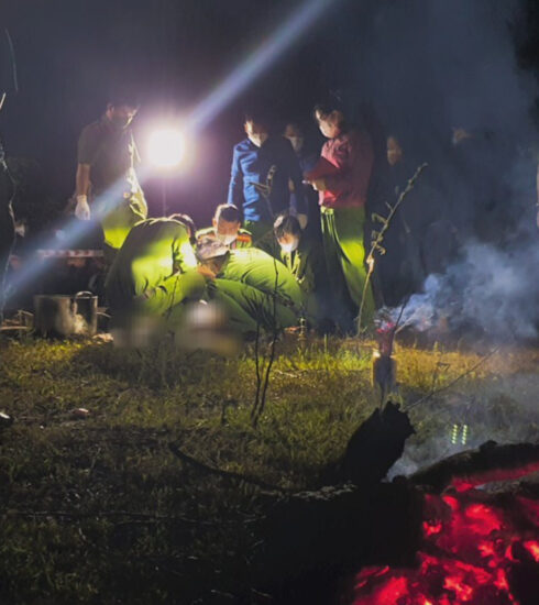 Cảnh sát khám nghiệm tử thi hôm 22/12/2020. Ảnh: Ngọc Oanh