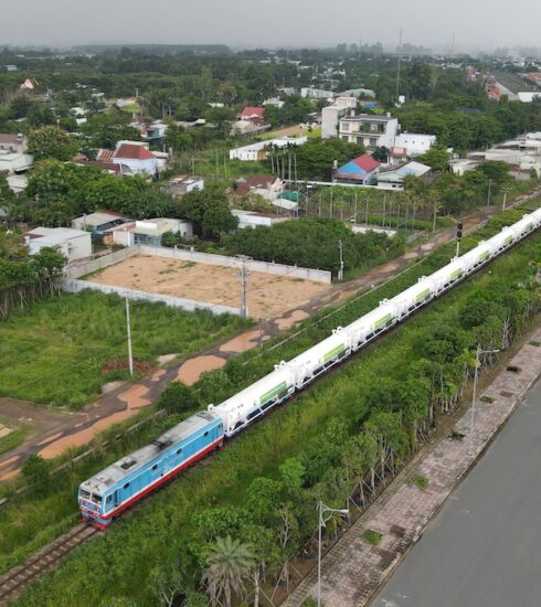 Đoàn tàu đi qua một khu dân cư huyện Trảng Bom, Đồng Nai chiều 6/9. Ảnh: Phước Tuấn