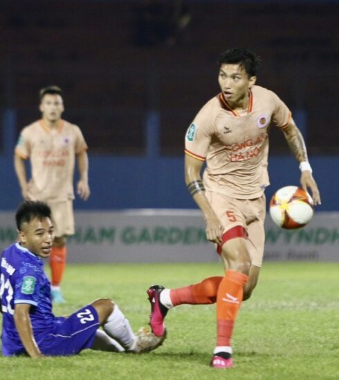 Văn Hậu thi đấu trong trận CAHN thắng 3-1 trên sân của Khánh Hòa ngày 2/4/2023 ở Cup Quốc gia. Ảnh: Hoàng Minh.