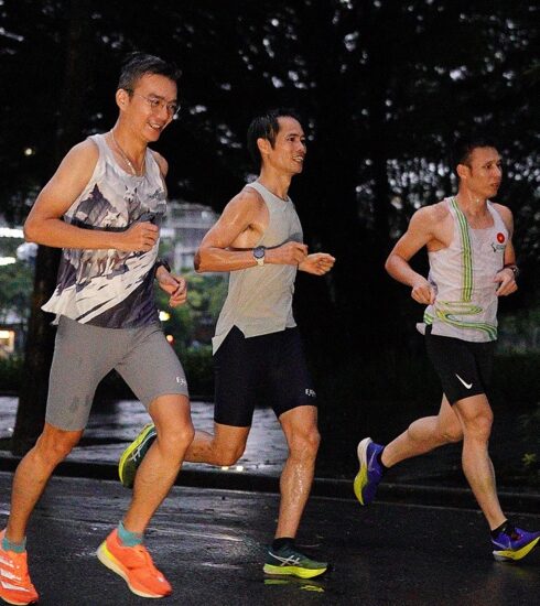 Một nhóm runner trong buổi tập chạy dài định kì ngày Chủ nhật hàng tuần tại hồ Hoàn Kiếm, Hà Nội. Ảnh: Long Distance Runners