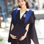 Trịnh Thùy Linh tạo dáng trong trang phục cử nhân. Ảnh: Nhân vật cung cấp