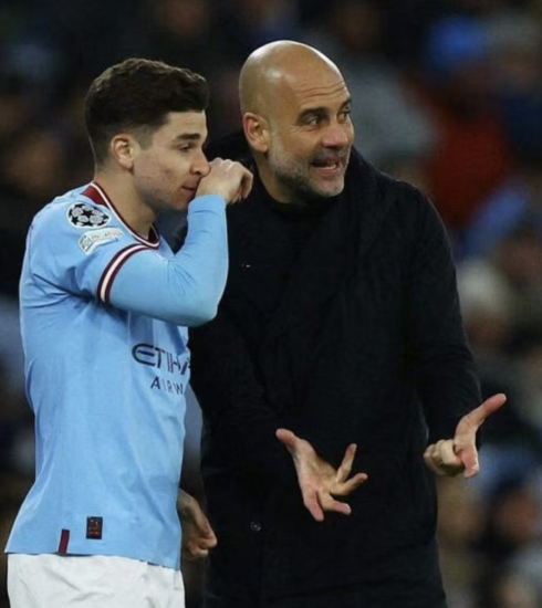 Guardiola trao đổi với Alvarez trước khi tung vào sân ở một trận đấu tại Champions League năm 2023. Ảnh: Reuters.