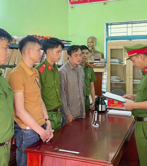 Cảnh sát đọc lệnh bắt giữ Phi và Kha. Ảnh: Công an cung cấp