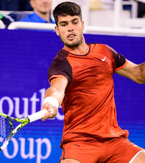 Alcaraz đánh thuận tay trong trận gặp Monfils trên sân Trung tâm ở Cincinnati Masters hôm 16/8. Ảnh: Reuters